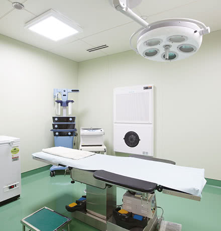 衛生管理を徹底し機材を幅広く取り揃えた手術室・クリーンエリア